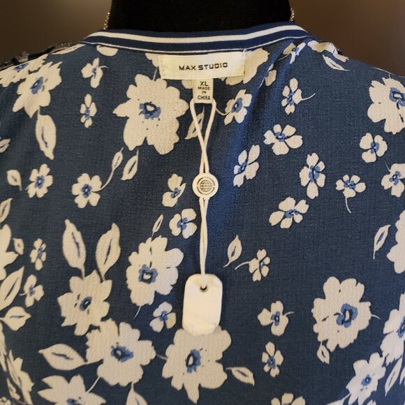 Beautiful Navy / White Floral Wrap Top - Picture 2 of 7